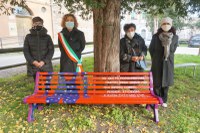 Una panchina rossa in occasione della giornata mondiale dell’eliminazione della violenza contro le donne del 25 novembre
